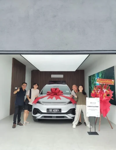 Terrence Foo delivering BYD Atto 3 Ultra to happy customer in BYD Cheras Millennium Motors, Kuala Lumpur.