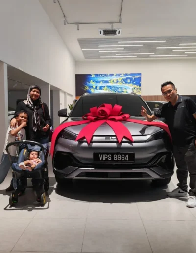 Terrence Foo delivering BYD Atto 3 Ultra to happy customer in BYD Cheras Millennium Motors, Kuala Lumpur.