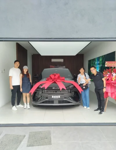 Terrence Foo delivering BYD Atto 3 Ultra to happy customer in BYD Cheras Millennium Motors, Kuala Lumpur.