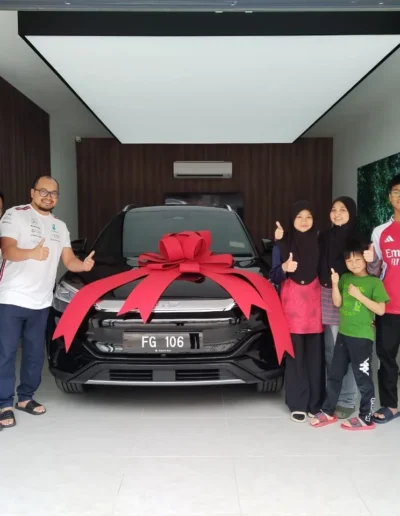 Terrence Foo delivering BYD Atto 3 Ultra to happy customer in BYD Cheras Millennium Motors, Kuala Lumpur.